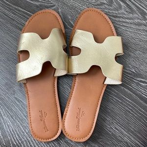 Universal Thread Sandals